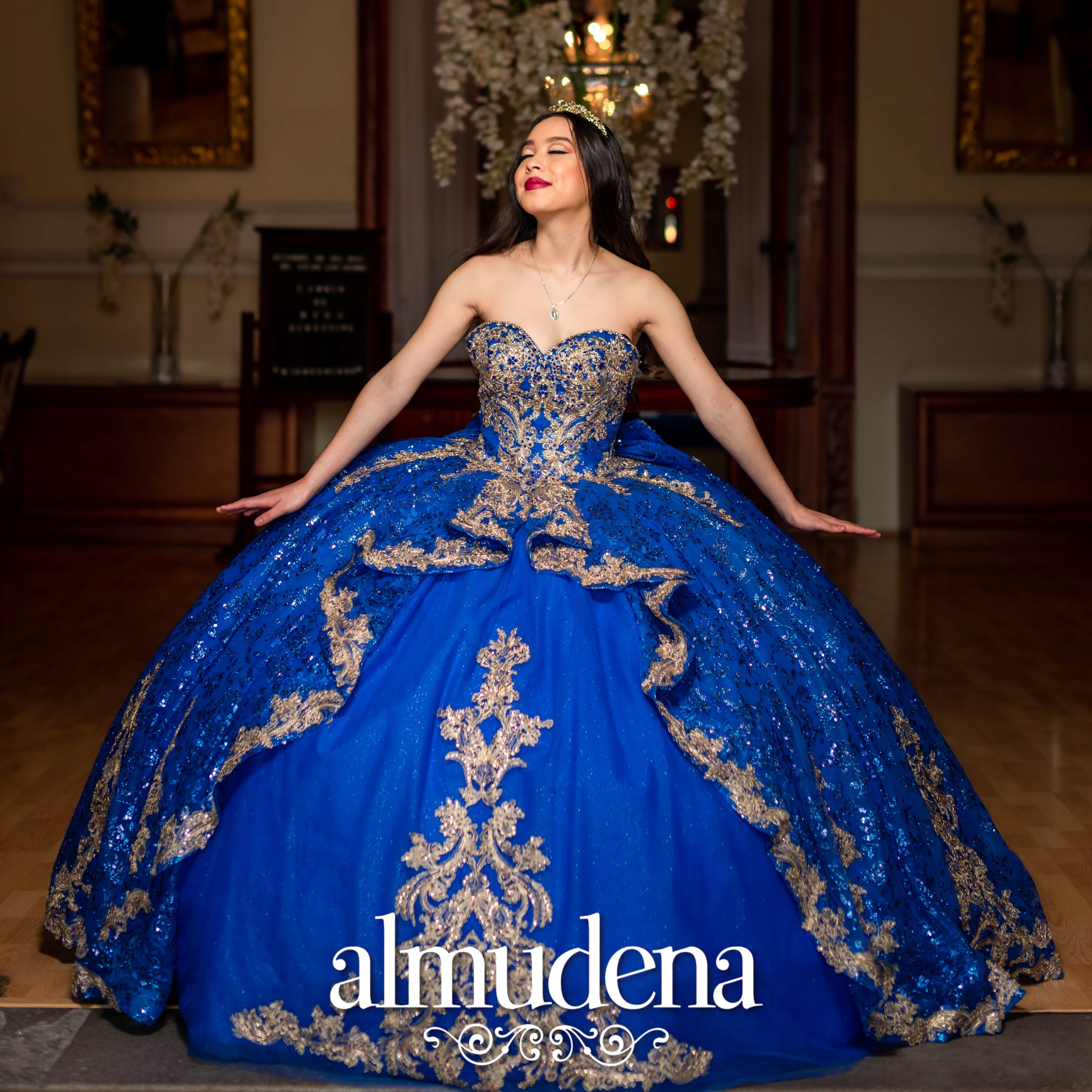 Vestido de Quinces Azul Rey con Encaje Oro de Gala - Almudena Boutique -  Ropa para mujer, Vestidos cortos, de noche y para novias