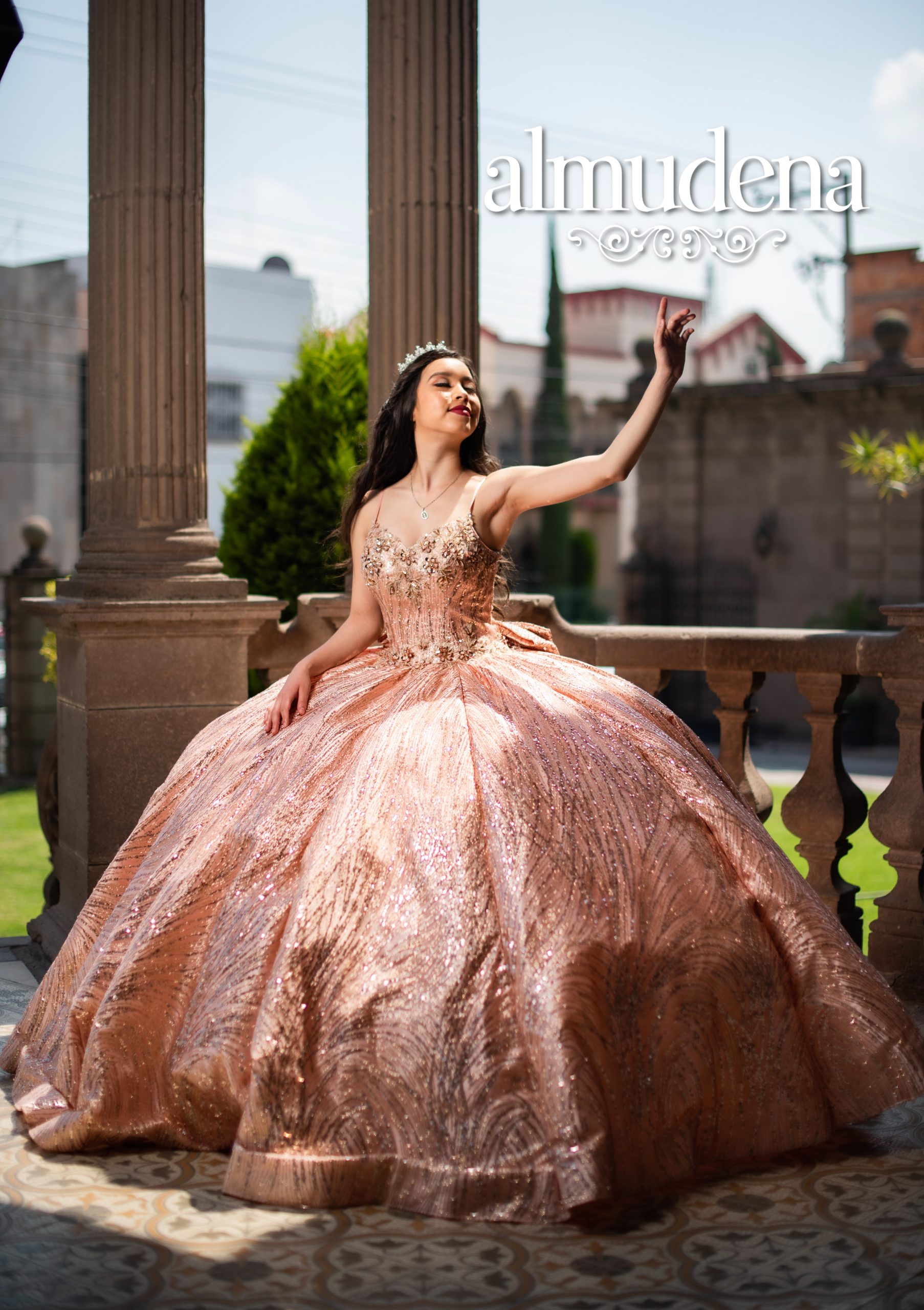 Vestido de Quinces Rosegold Brillante con Moño - Almudena Boutique - Ropa  para mujer, Vestidos cortos, de noche y para novias