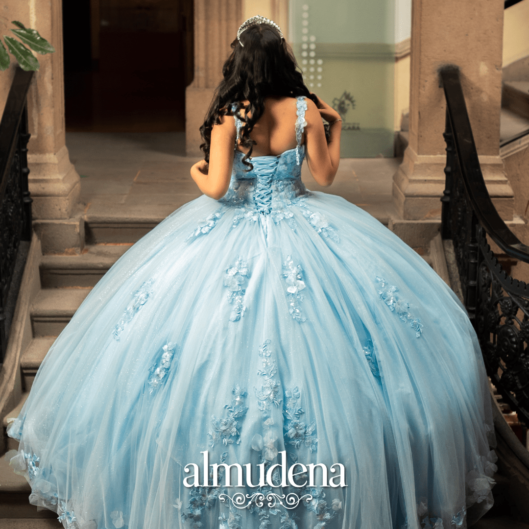 Vestido de XV Azul Cielo con Encaje Bordado de Gala - Almudena Boutique -  Ropa para mujer, Vestidos cortos, de noche y para novias