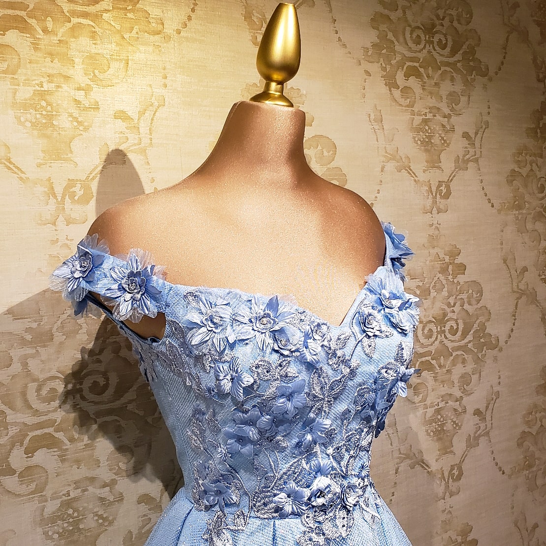 Azul Cielo Corto Brillante con Flores - Almudena Boutique - para mujer, Vestidos cortos, noche y para novias