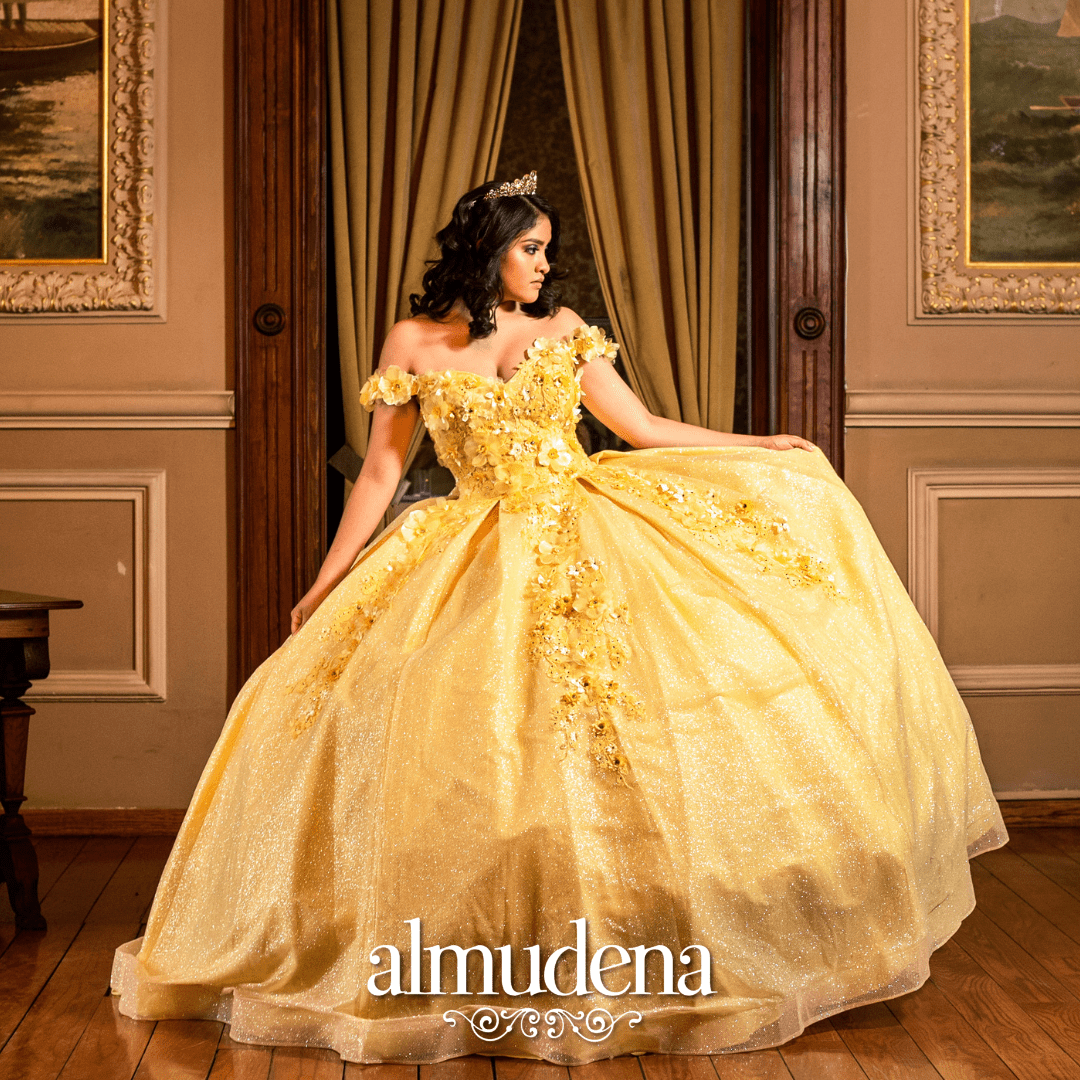 Vestido para Quinceañera Amarillo con Flores - Almudena Boutique - Ropa para  mujer, Vestidos cortos, de noche y para novias