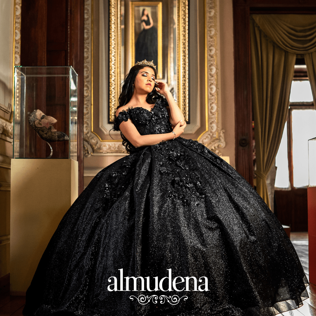 Vestido para Quinceañera Negro con Flores - Almudena Boutique - Ropa para  mujer, Vestidos cortos, de noche y para novias