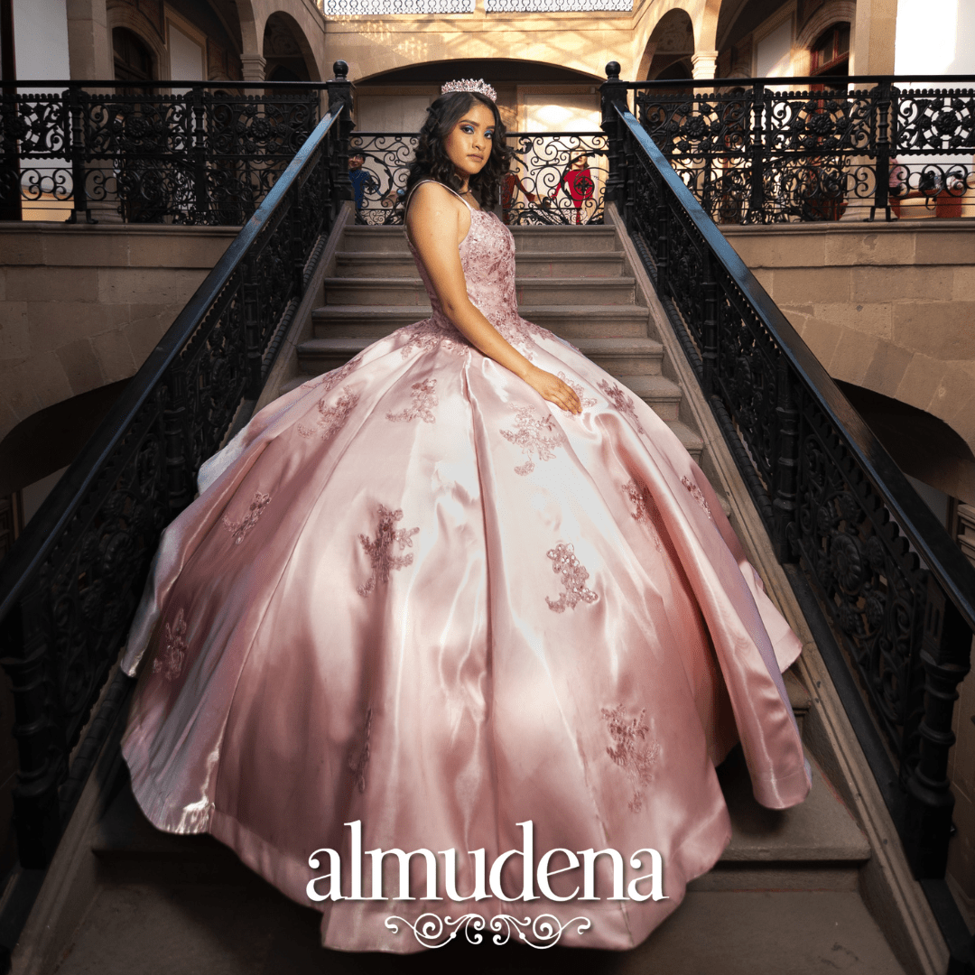 Vestido de 15 Lila Satinado de Fiesta - Almudena Boutique - Ropa para  mujer, Vestidos cortos, de noche y para novias