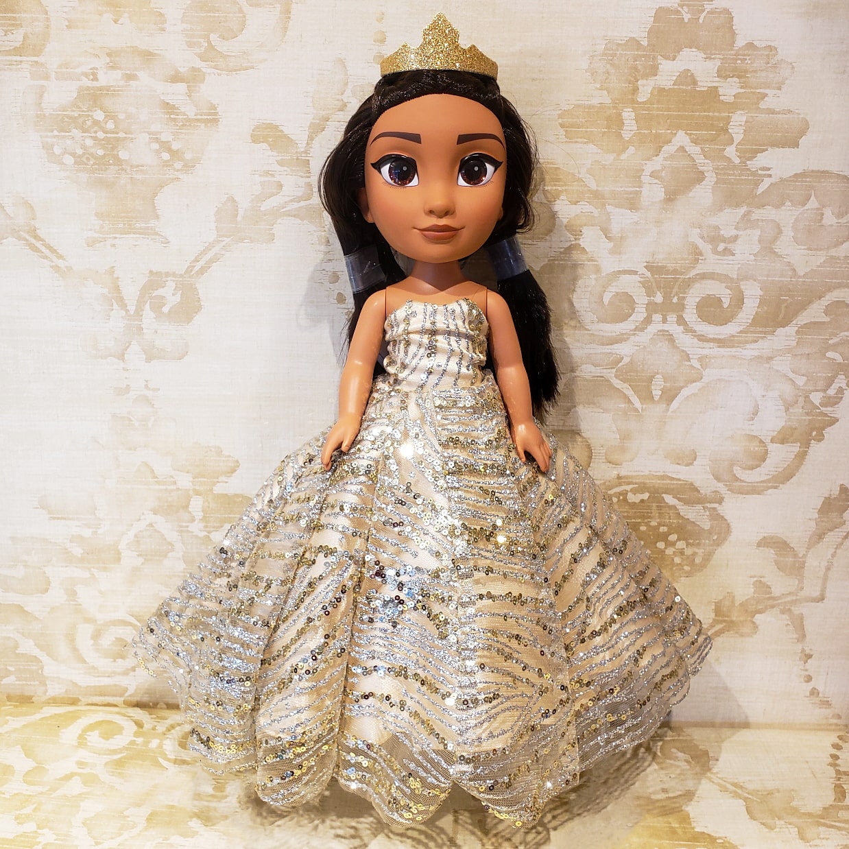 Muñeca de 15 Años Oro Brillante - Almudena Boutique - Ropa para mujer,  Vestidos cortos, de noche y para novias