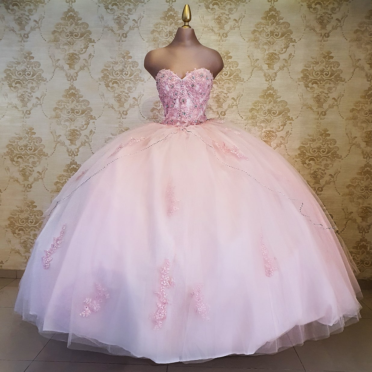 Vestido de XV Rosa Pastel Con Encaje y Pedrería en Falda - Almudena  Boutique - Ropa para mujer, Vestidos cortos, de noche y para novias