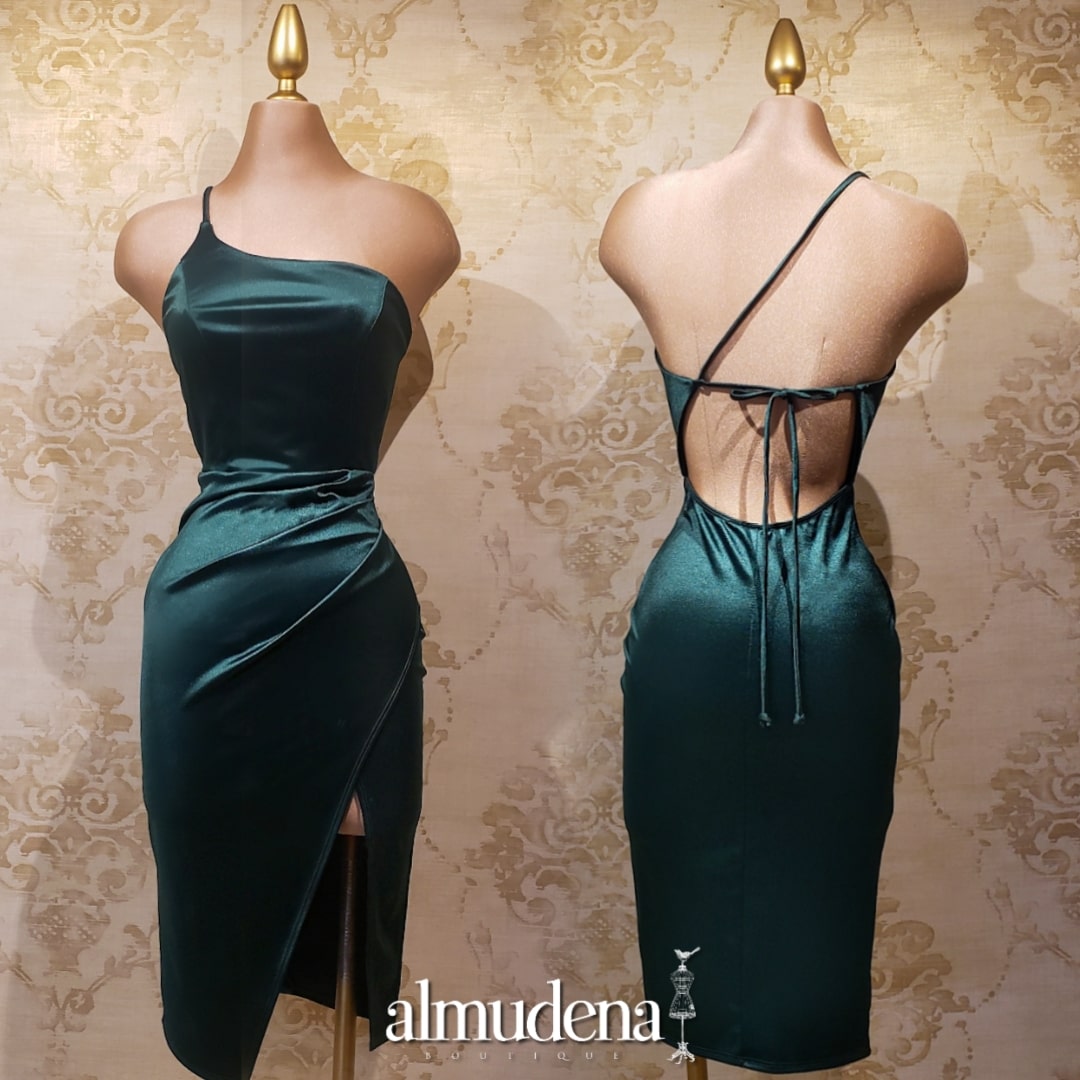 Vestido Verde Corto Satinado Sin Espalda - Almudena Boutique - Ropa para  mujer, Vestidos cortos, de noche y para novias