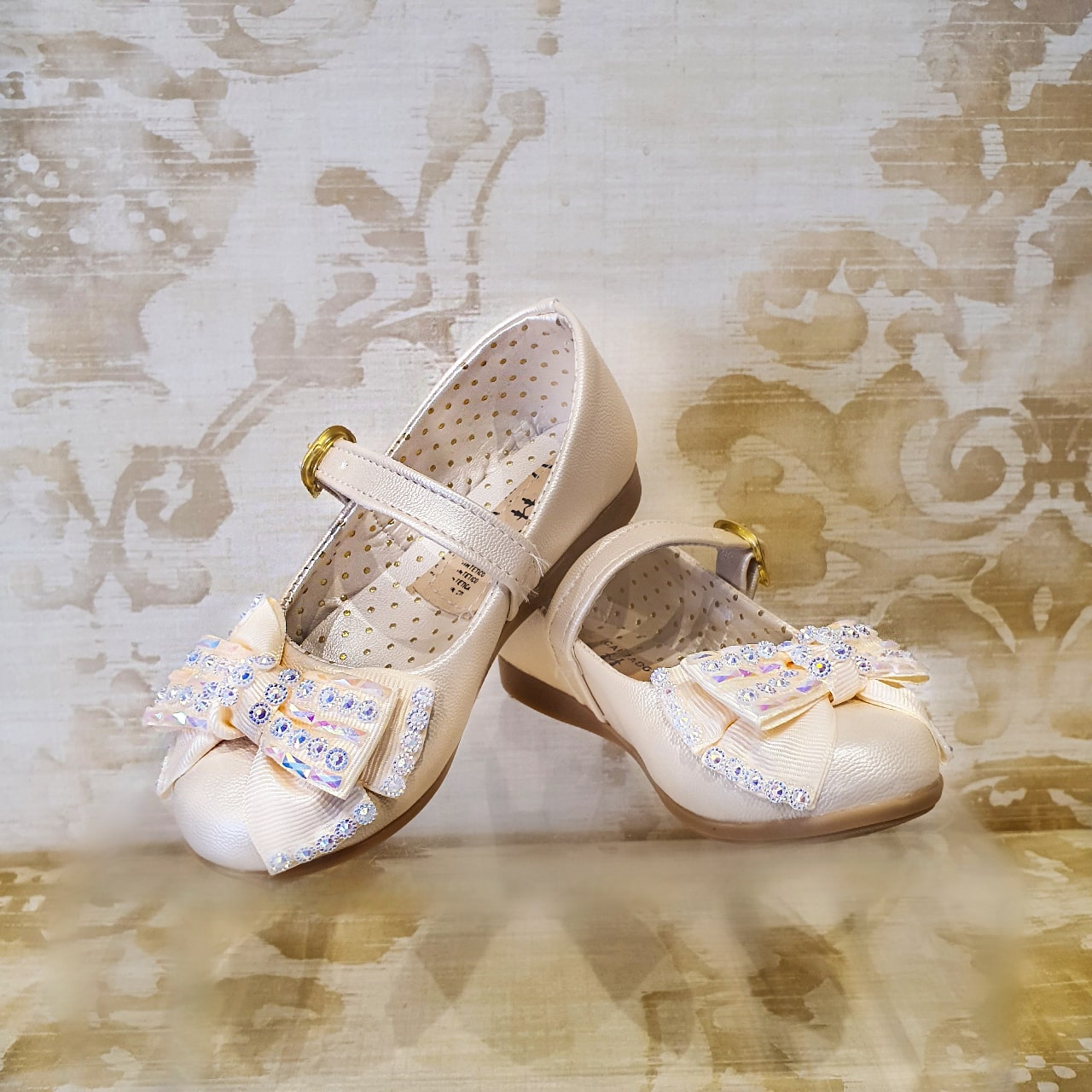 Zapatos de Niña Perla con Moño Bordado y Pedrería Fiesta - Almudena  Boutique - Ropa para mujer, Vestidos cortos, de noche y para novias