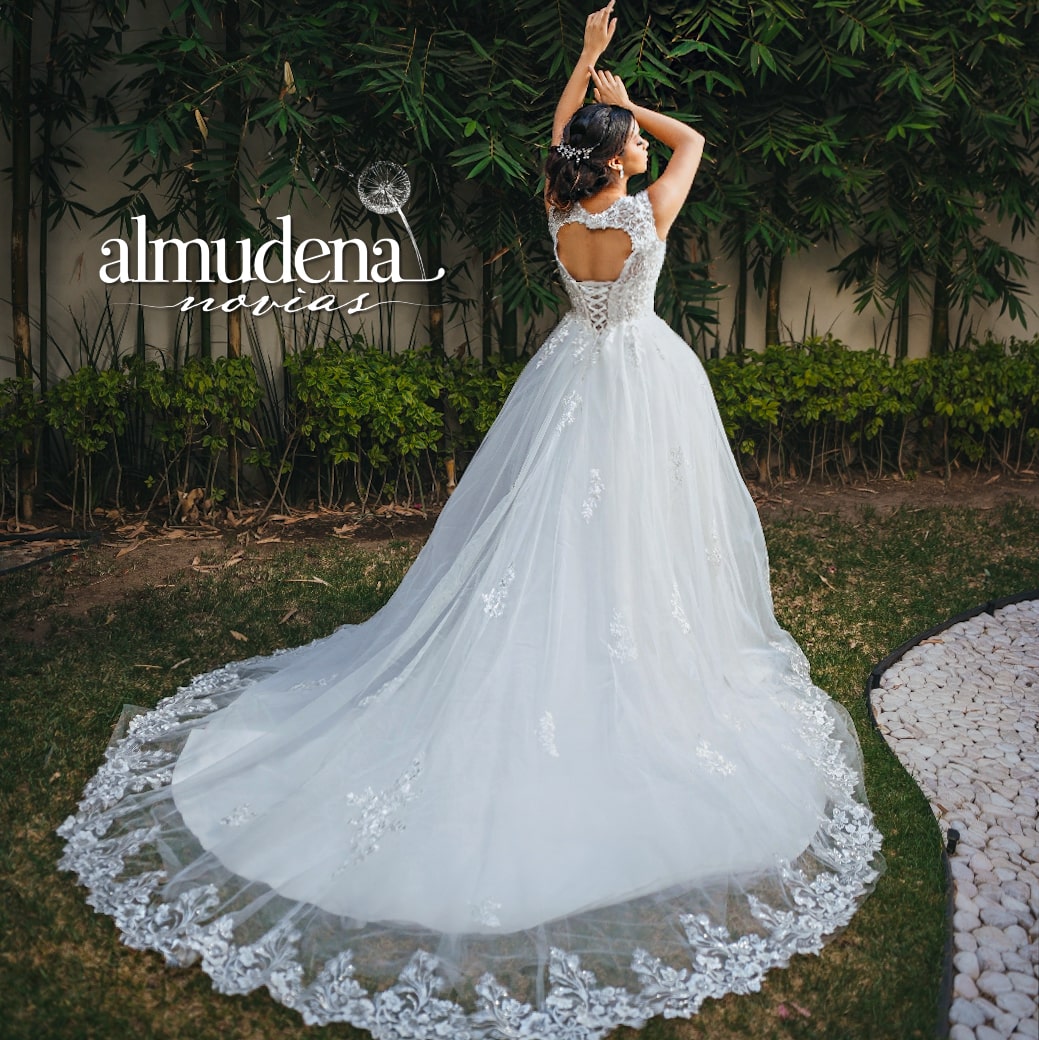 Vestido de Novia Encaje Bordado Corte Princesa - Almudena Boutique